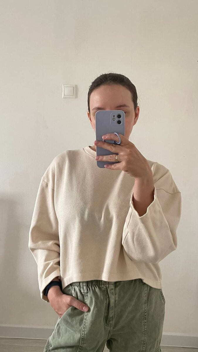 Свитшот по выкройке Vikisews Никки из бежевого итальянского футера с тонким начесом