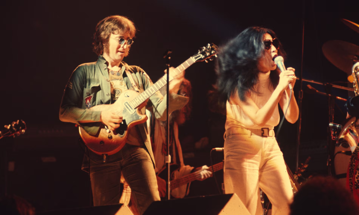 Леннон и Оно выступают на благотворительном концерте «One to One» в пользу детей-инвалидов, подвергшихся насилию, в Мэдисон Сквер Гарден, Нью-Йорк, 1972 год. Фото: Энн Лимонжелло/ABC