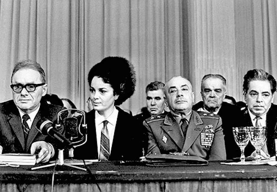 Элина Быстрицкая, генерал – лейтенант Драгунский и Аркадий Райкин в президиуме, Советского антисионистского комитета. 