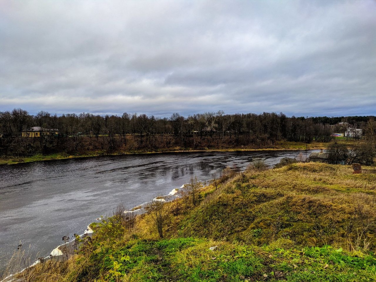 Остатки крепостного рва и вид на реку Лугу