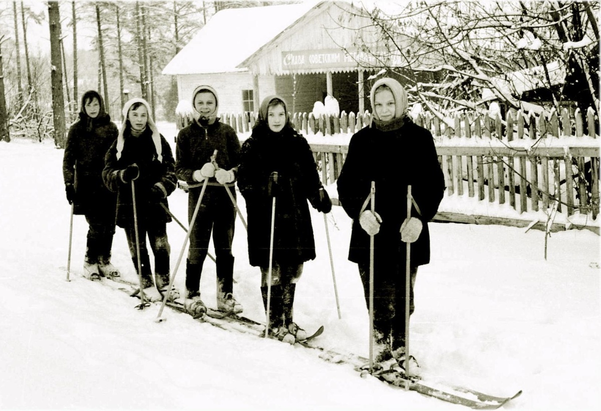 Лыжницы. Начало 60-х. Фото: группа "Наш город-старая Сатка".