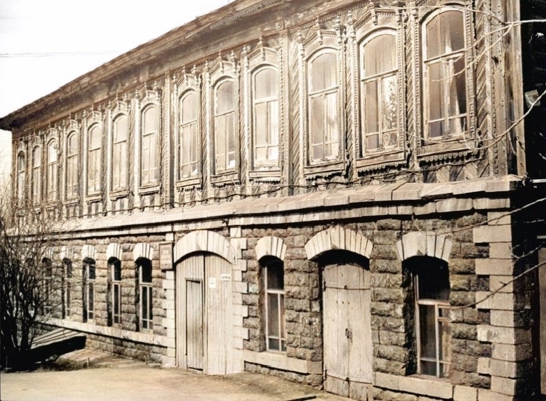 Комсомольская, 1 (Центральный клуб до 1953 года, Дом пионеров до 1990-х). Фото: группа "Старая Сатка". 