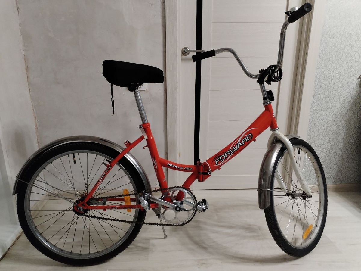 Почти итоговый вид велосипеда с новыми педалями и аксессуарами. Источник: фото автора.