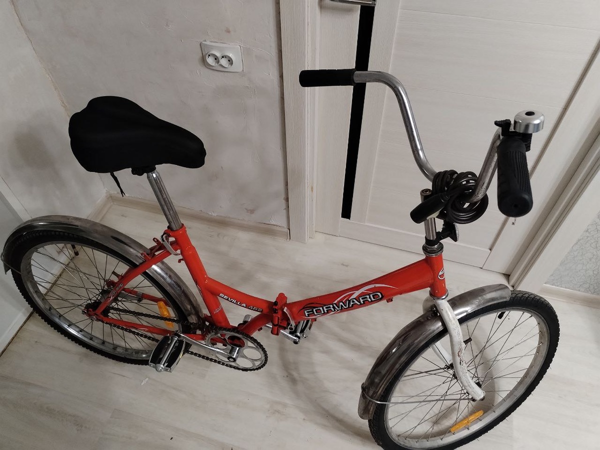 Почти итоговый вид велосипеда с новыми педалями и аксессуарами. Источник: фото автора.