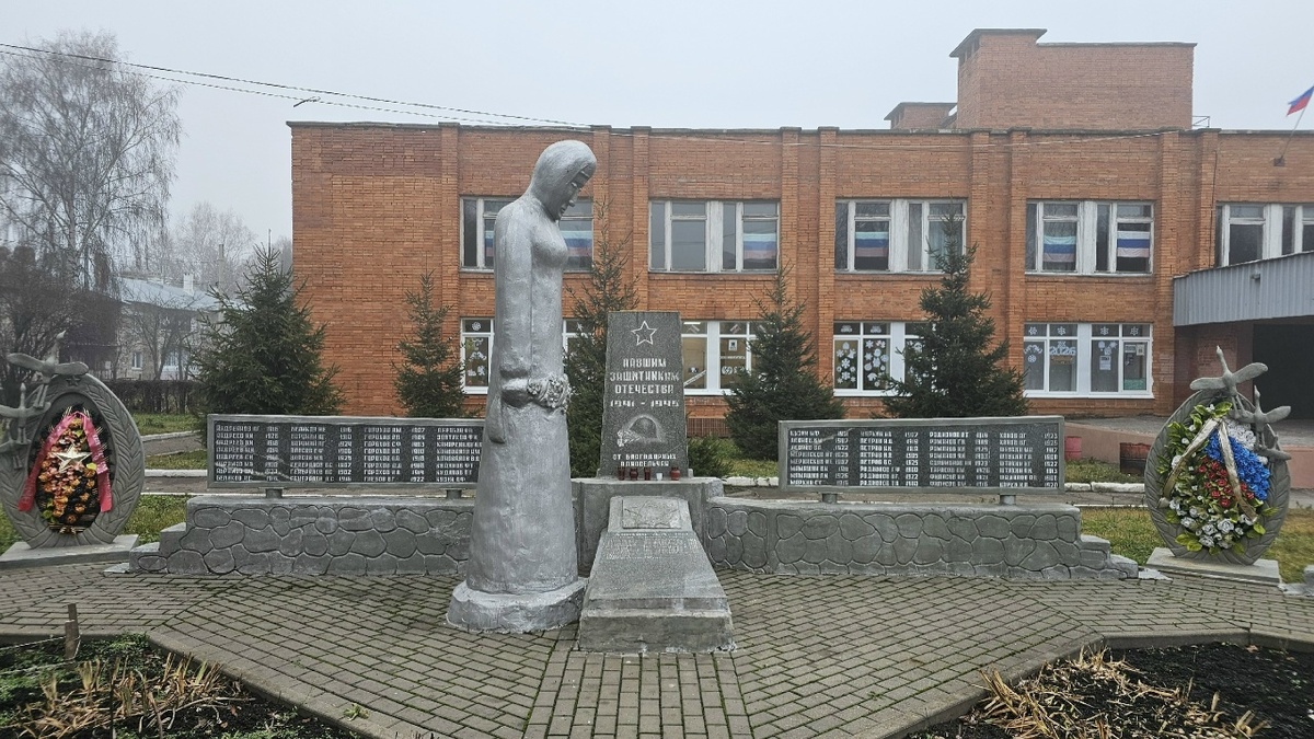 Обелиск павшим защитникам Отечества (Богородицкий р-н, с. Бахметьево, ул. Центральная)