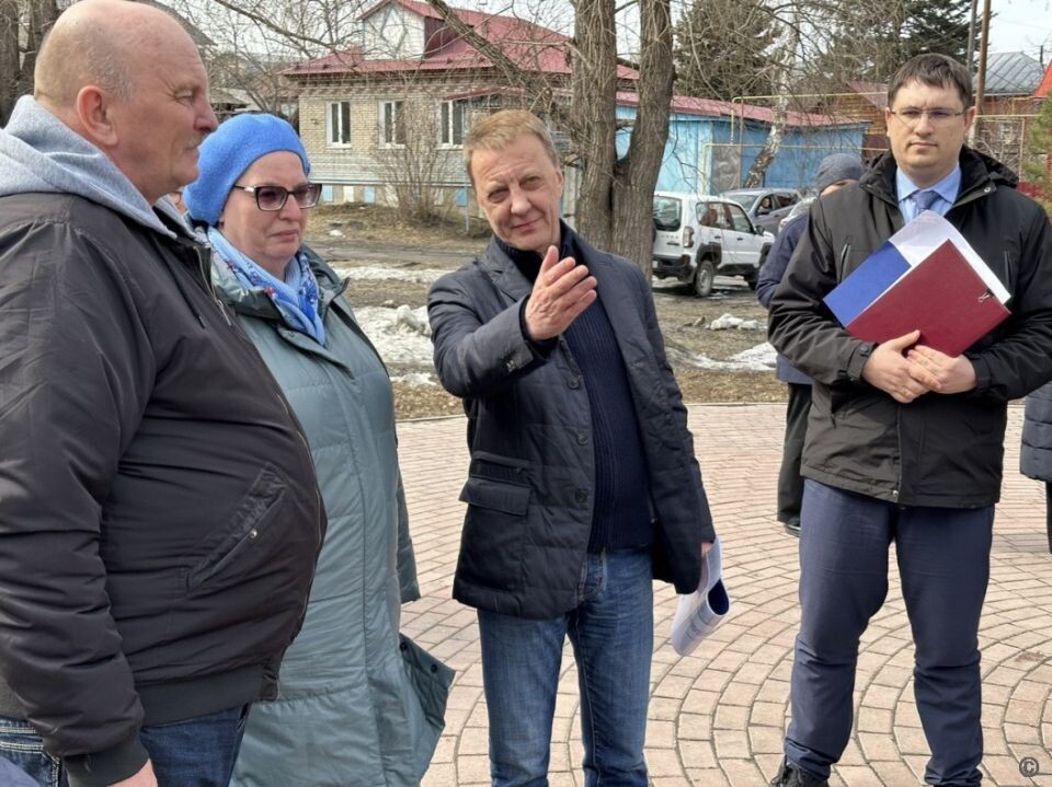    Совещание по установке бюста Герою России. Источник: barnaul.org