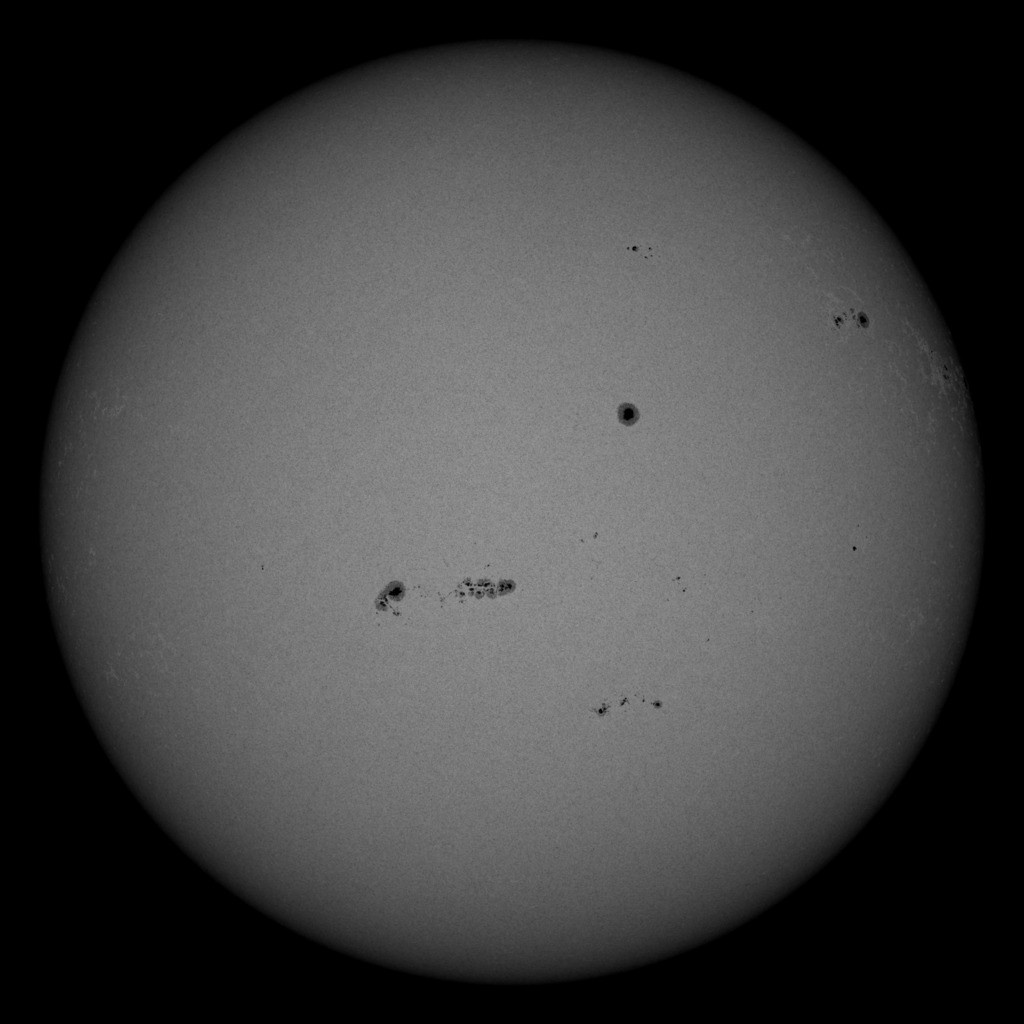 Изображение фотосферы (верхнего плотного слоя солнечной атмосферы) 4 апреля (SDO/AIA)