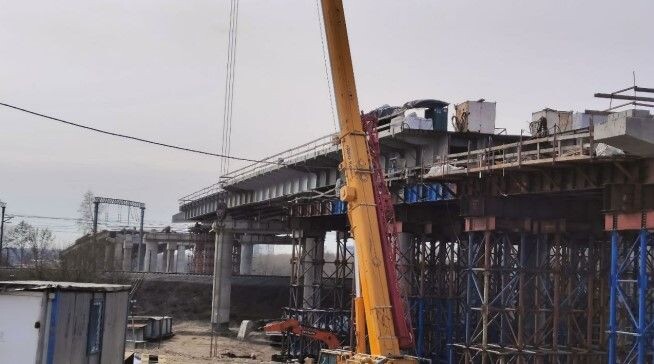 Работы по возведению эстакады. 
