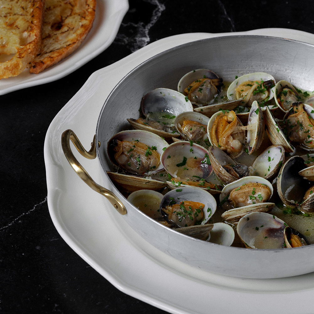 Соте из вонголе на белом вине с чесночным хлебом