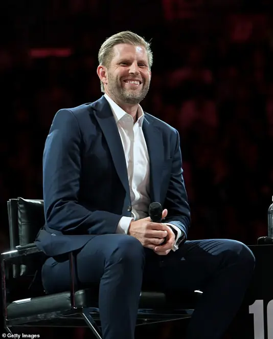 Эрик Трамп (слева) дает несколько советов мировым лидерам, пытающимся разобраться с тарифами Дональда Трампа