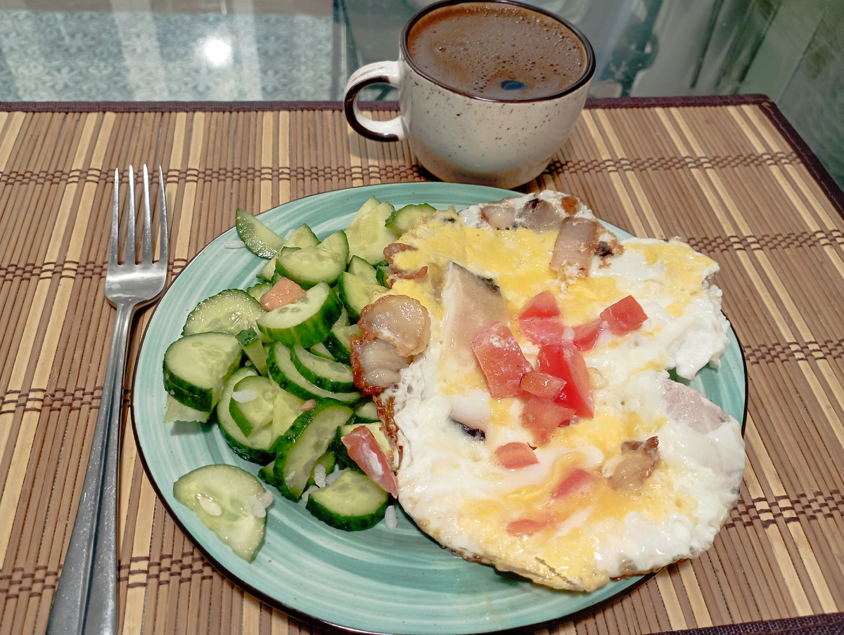 Мой обычный обед украсили шкварки из курдюка и свежие огурцы. К сожалению, ПП майонез закончился, жду следующей недели, когда пойдут денежные поступления. 