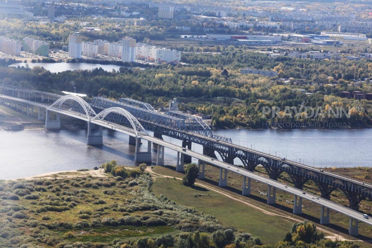    Сейчас дорога на переправе покрылась колеей от большого потока машин и тяжелого грузового транспорта