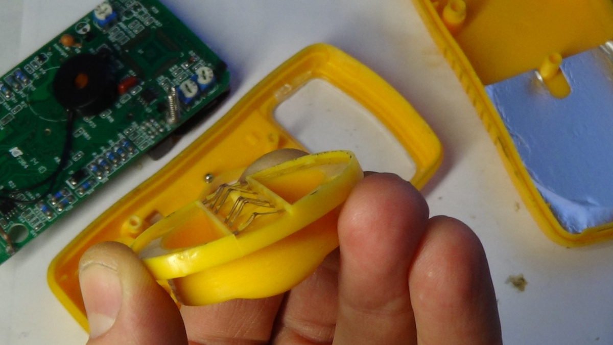 Вогнутые ламели переключателя режимов мультиметра