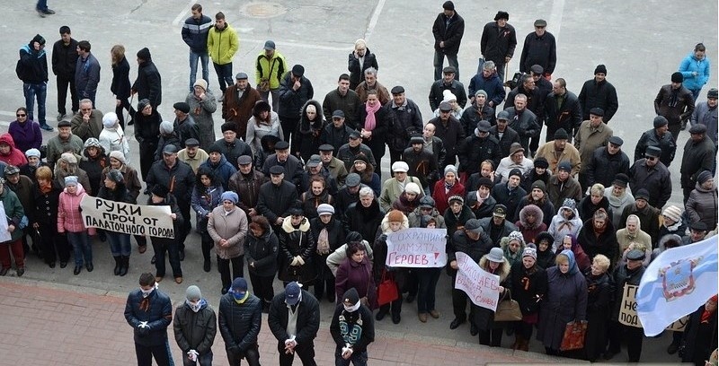 Пикетчики у горсовета Николаева требуют не трогать лагерь ольшанцев