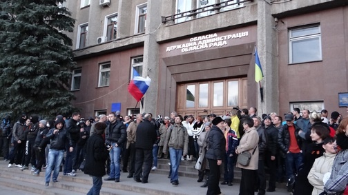 Небольшая группа от лагеря ольшанцев с неизвестными подошла с российским флагом к обладминистрации.