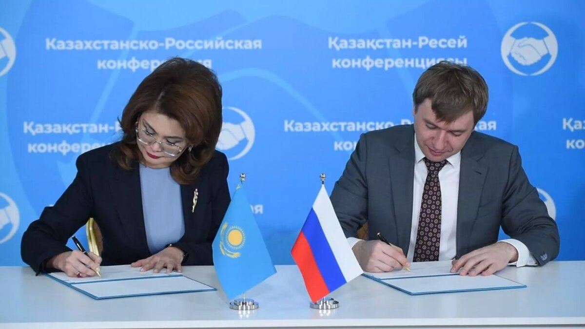 Конференция "Память Победы: единство поколений и народов" в Алматы / Глава Минкультуры Казахстана Аида Балаева и руководитель Федерального агентства по делам молодежи России Григорий Гуров