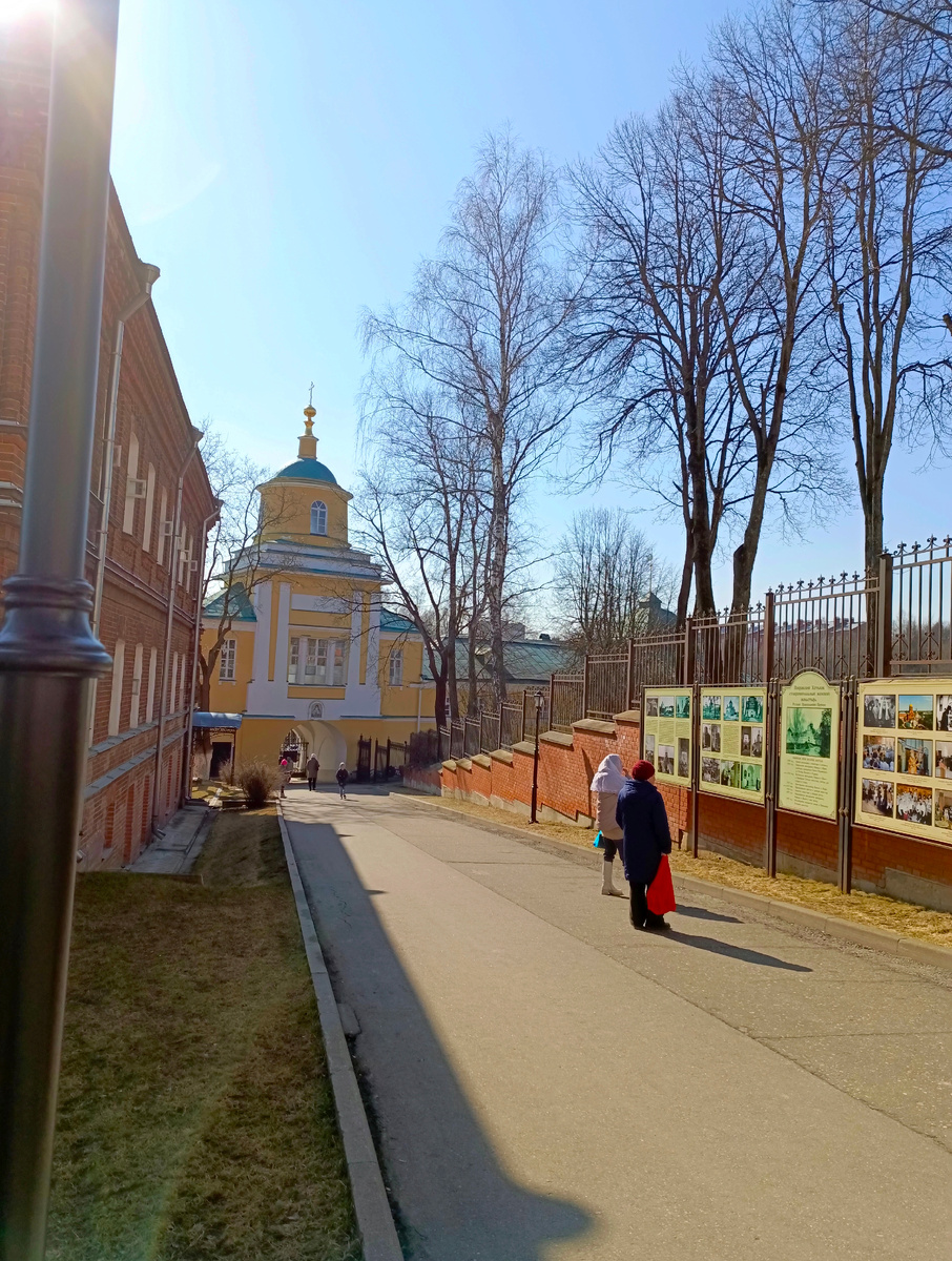 Дорожка вверх от Святых ворот монастыря