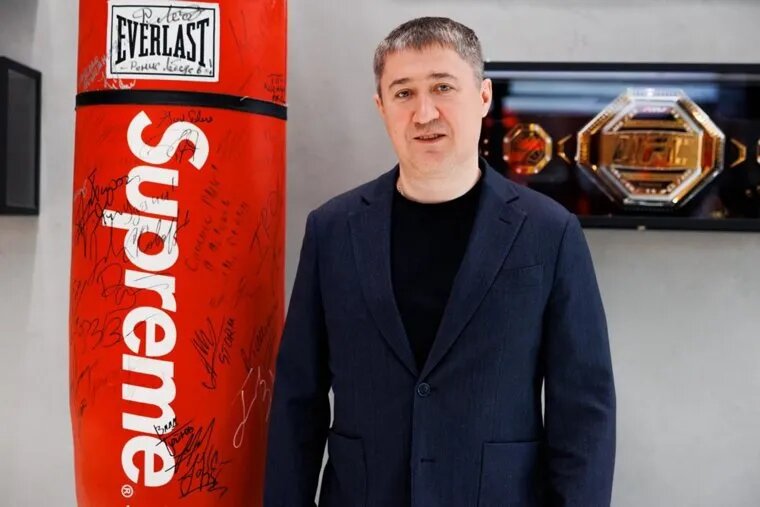 Дмитрий Махонин сделал памятное фото в Академии единоборств. Фото: предоставлено пресс-службой Русской медной компании