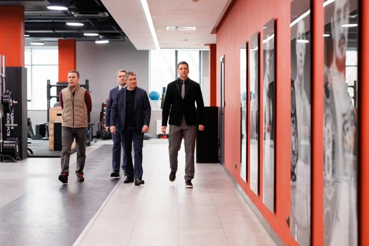 Генеральный директор Академии единоборств Евгений Звездников (справа) рассказал Дмитрию Махонину о спортивном объекте. Фото: Фото предоставлено пресс-службой Русской медной компании