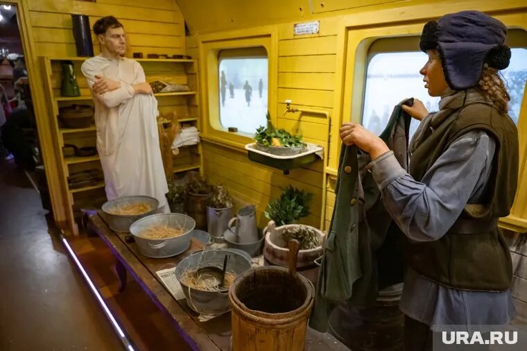 В поезде солдатам выдавали чистую и продезинфицированную одежду. Фото: Руслан Яроцкий © URA.RU