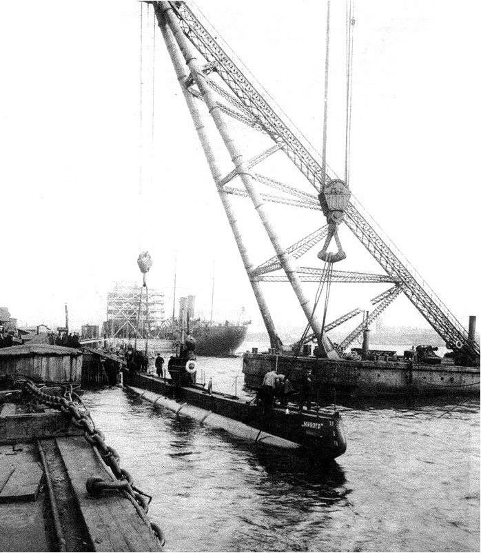 Поднятие подводной лодки «Минога» после затопления (1913 год)