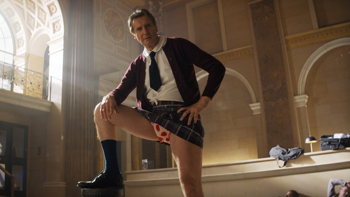 Лиам Нисон на первых кадрах перезапуска "Голого пистолета"