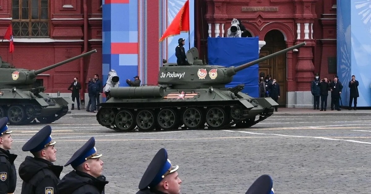 Т-34 въезжает на Красную площадь, соцсети