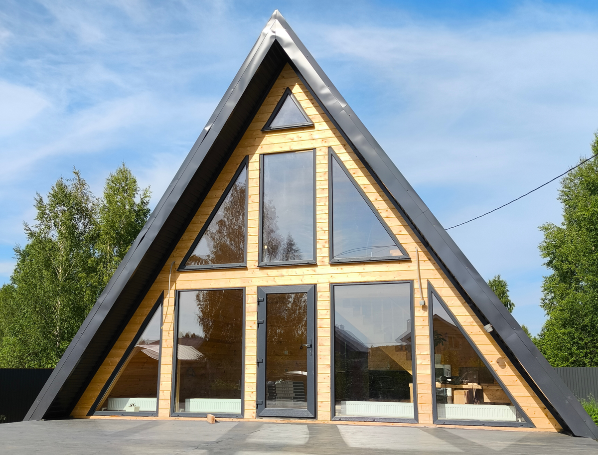 Например, в доме “А-Фрейм” кухня-гостиная находится ближе ко входу и террассе, а спальни расположены в дальних частях дома. 