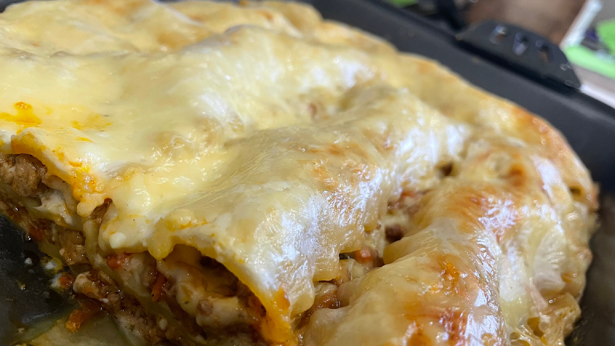 Лазанья родом из Италии, а точнее из региона Эмилия-Романья. Блюдо имеет древние корни, но в современном виде оно наиболее известно по рецепту лазанья болоньезе из Болоньи, где слои теста чередуются с мясным соусом болоньезе, бешамелем и сыром.