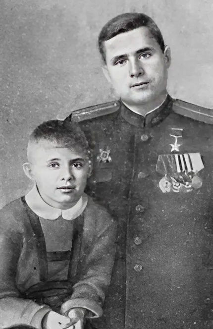 Илья Тихонович с сыном Игорем. 1945 г.