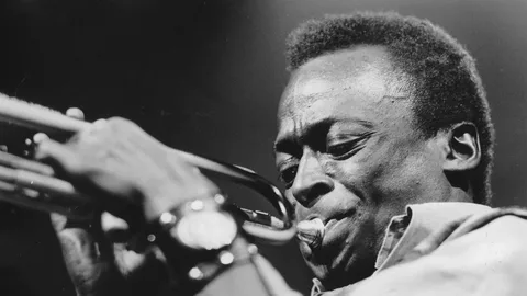 Miles Davis на трубе играет