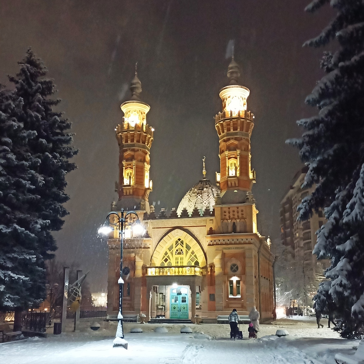 Мечеть Мухтарова. Набережная реки Терек, Владикавказ
