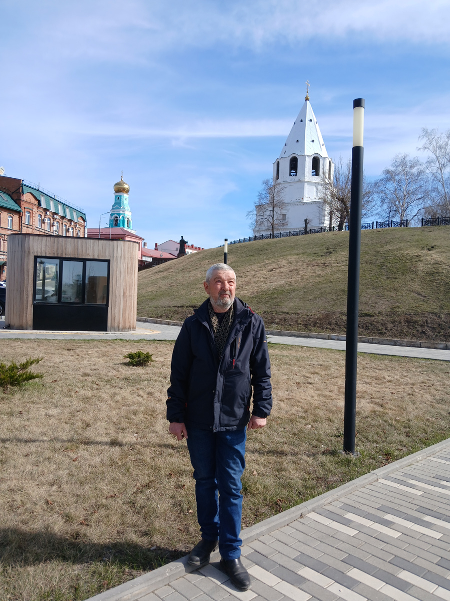 Фото автора, как и все другие фото. 04.04.2025г.На дальнем плане Спасская башня Сызранского кремля. 