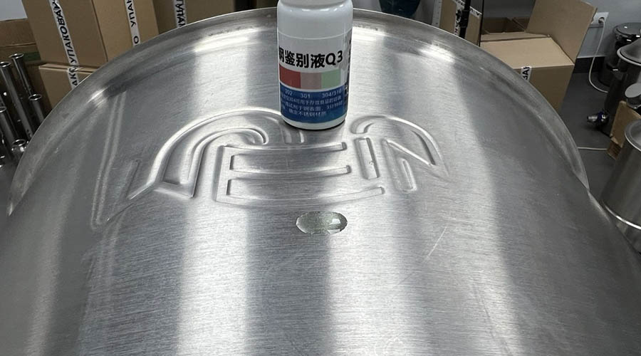    На фото: провека качества стали перегонного куба