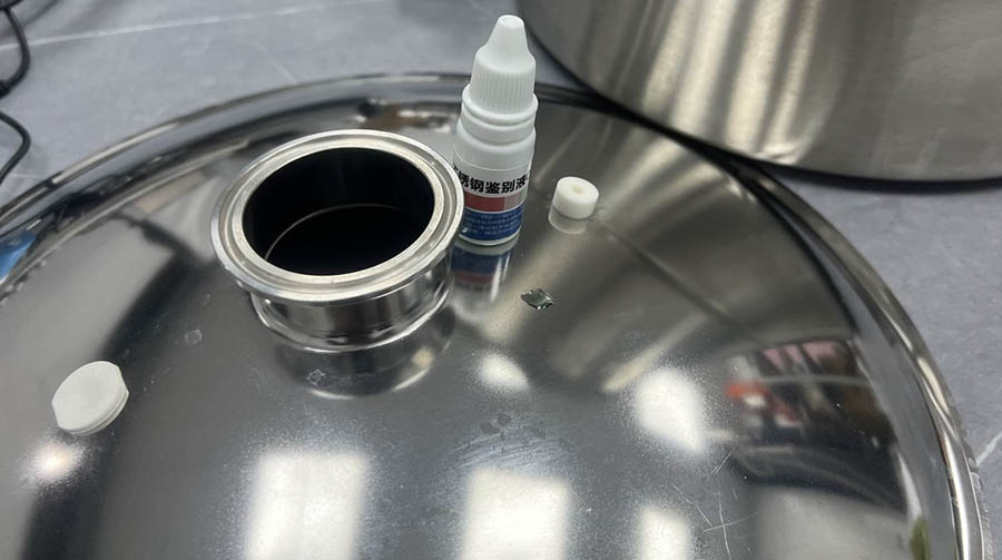    На фото: провека качества стали крышки