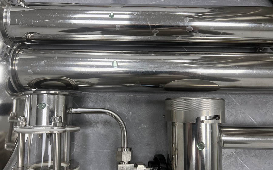    На фото: провека качества стали элементов колонны