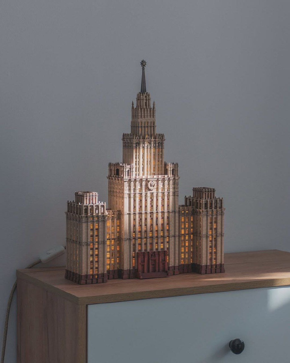 Ночник «Московская высотка»: как частичка столицы поселится у вас дома  