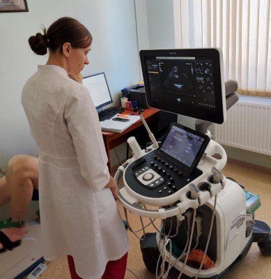 Фото: больница им. Семашко, врач УЗИ Татьяна Карасева проводит пациенту стресс-эхокардиографию  📷
