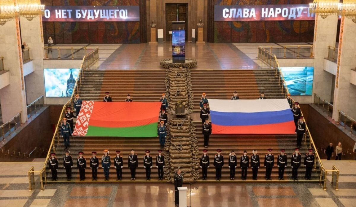     Акция ко Дню единения народов России и Беларуси в Музее Победы Источник: victorymuseum.ru Автор фото: Пресс-служба Музея Победы