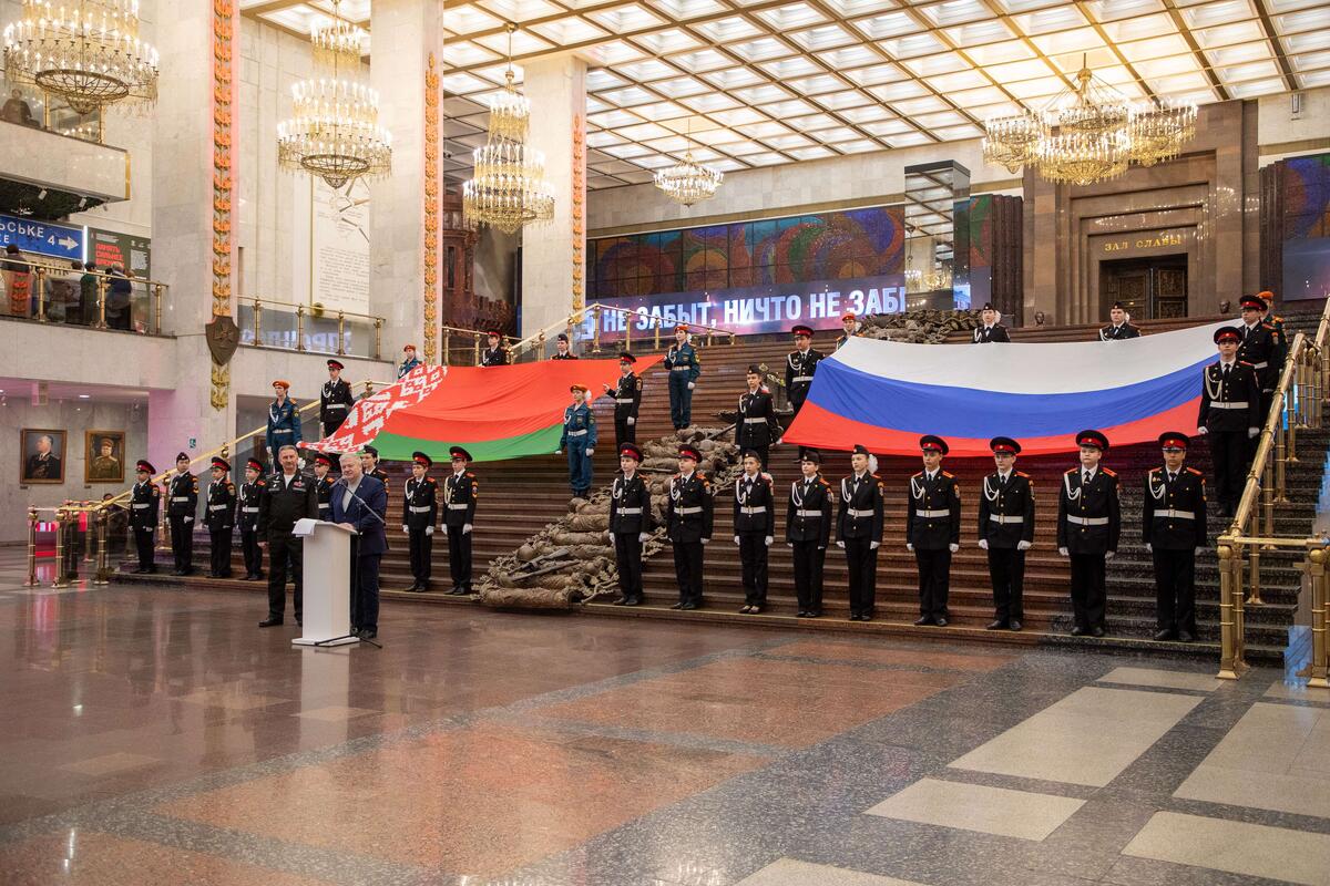    В Музее Победы торжественно развернули флаги России и Беларуси