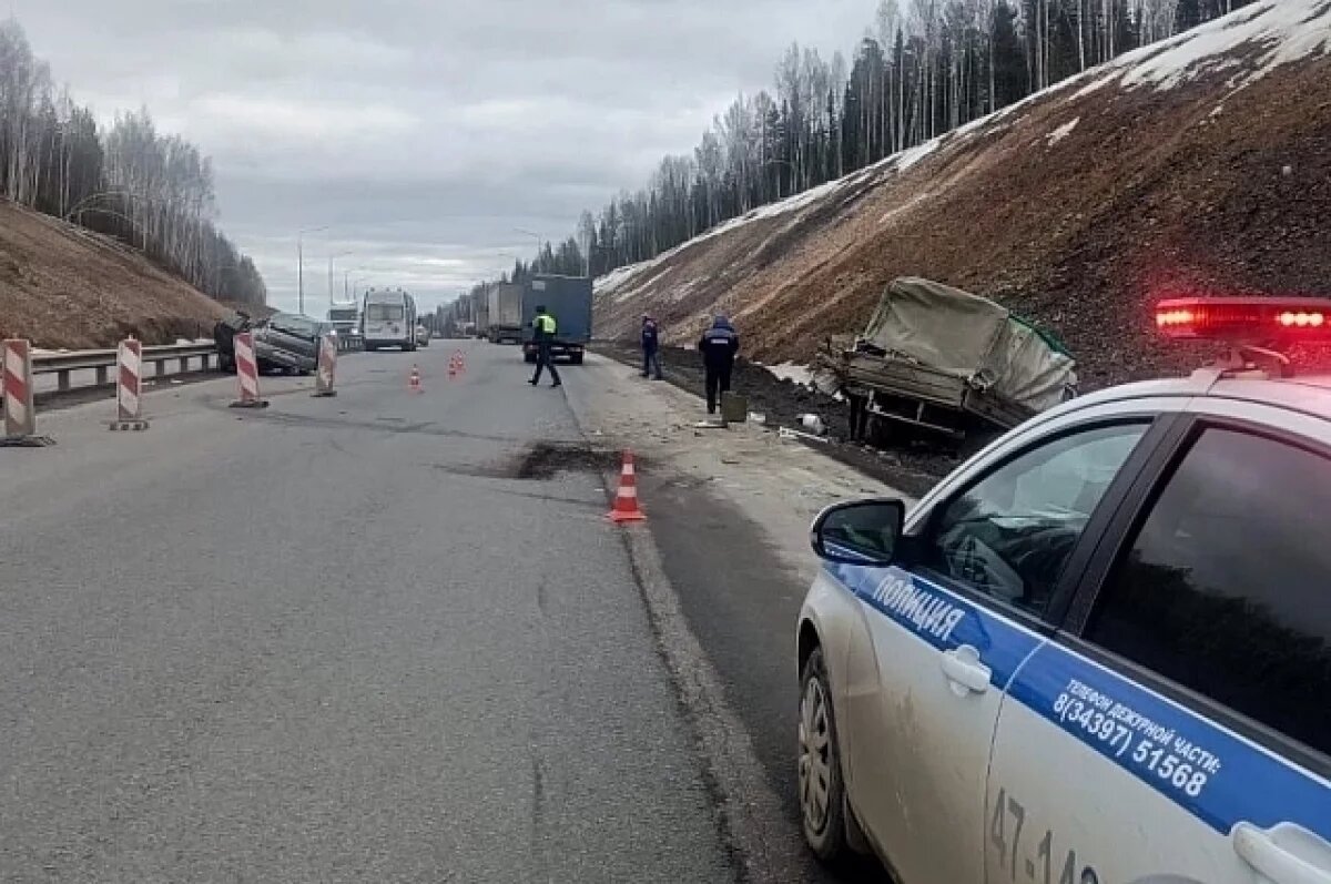    ВАЗ въехал в стоящую «Газель» на Пермском тракте, погибла женщина