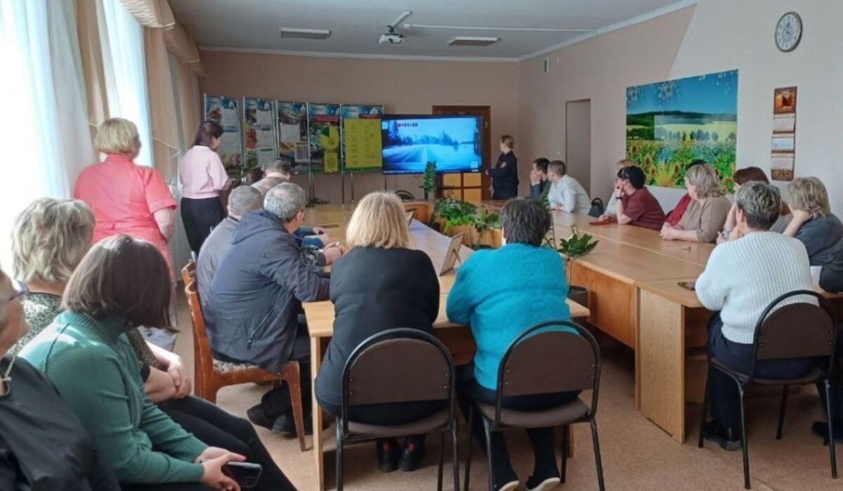     Профилактическая беседа. Источник: ОМВД по ЧГО Автор фото: Отдел МВД по ЧГО