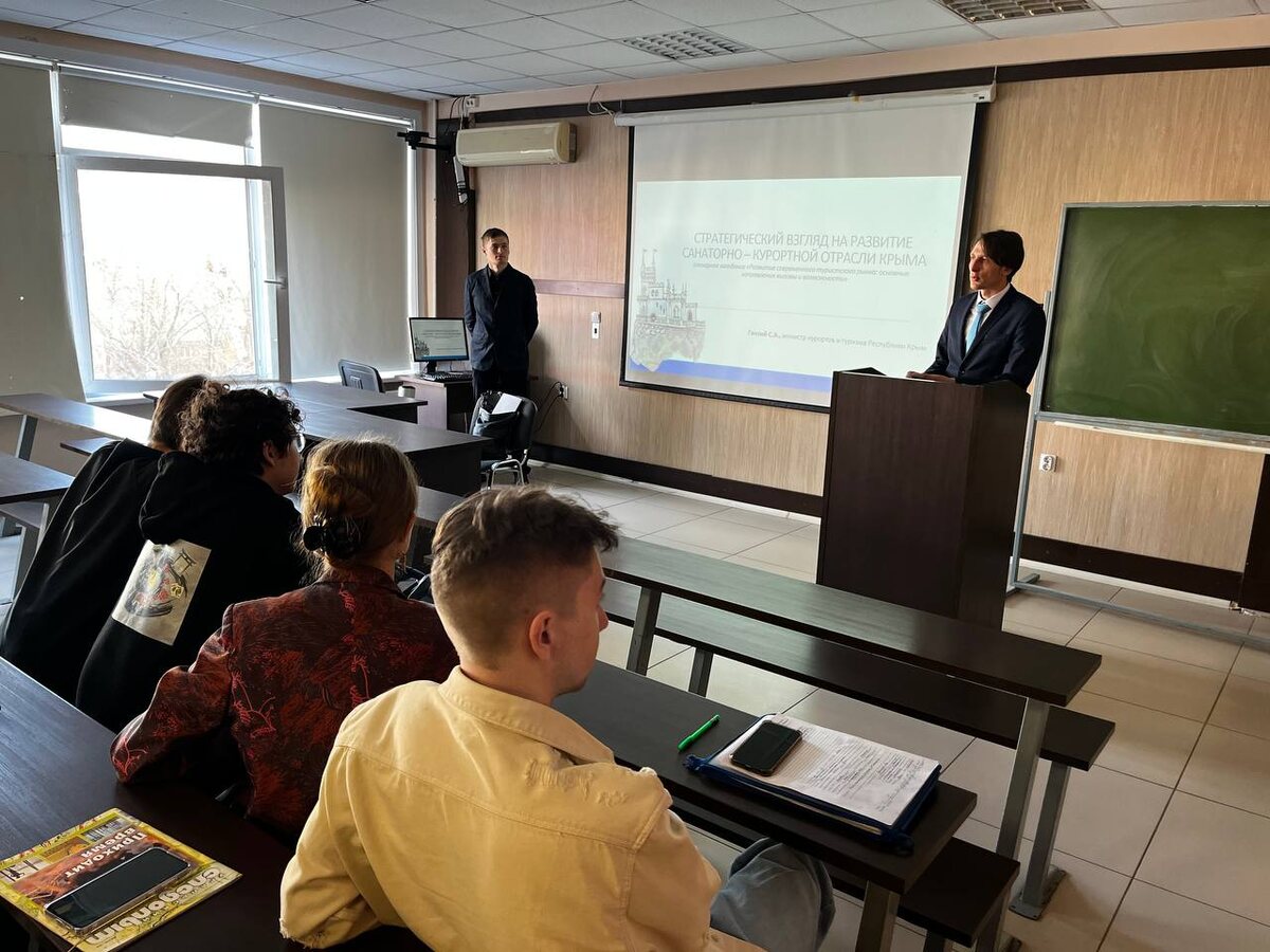 Министр курортов и туризма Крыма Сергей Ганзий на встрече на встрече со студентами Уральского федерального университета им. Б.Н. Ельцина // Фото: пресс-служба Министерства курортов и туризма Крыма