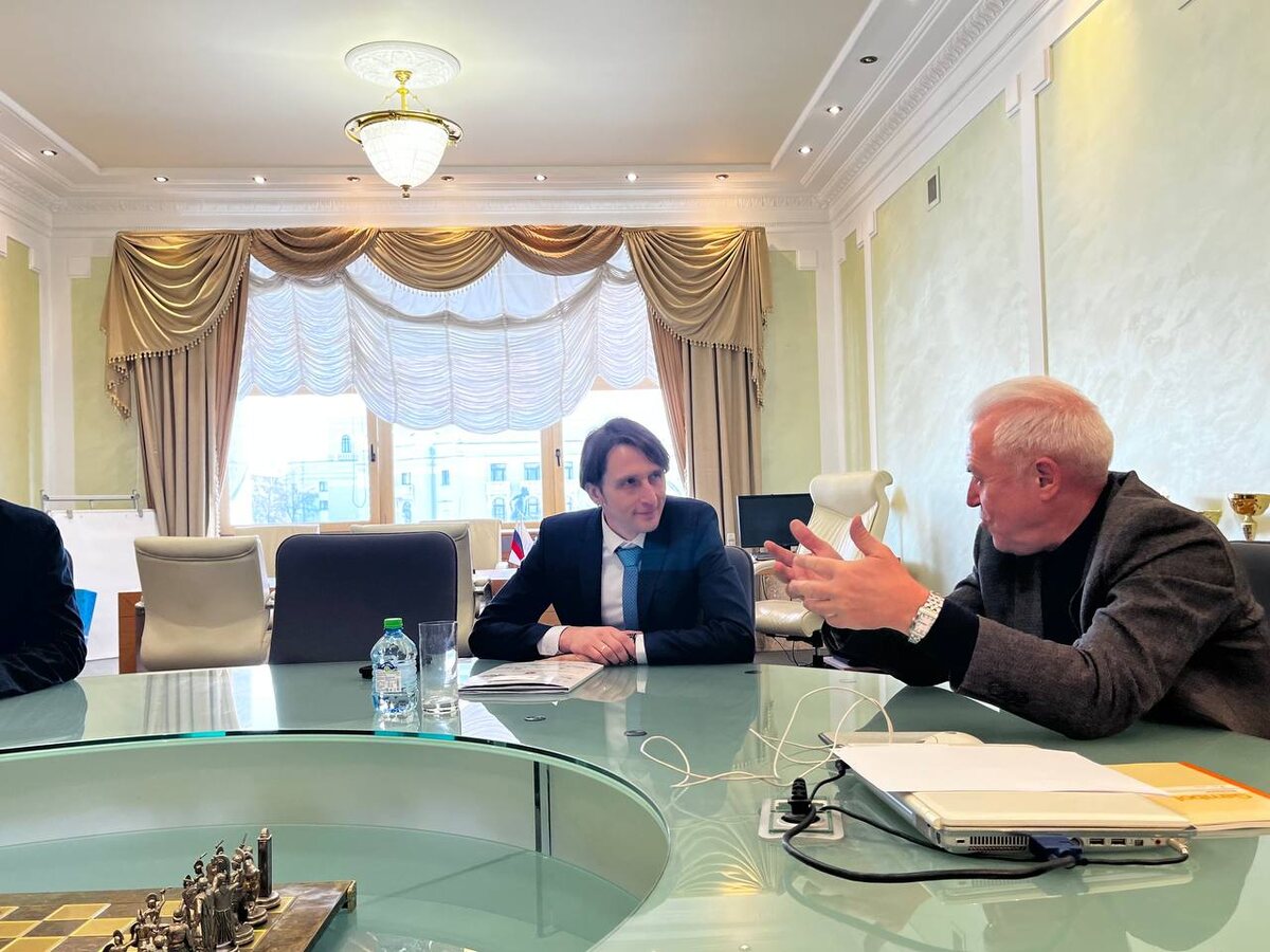 Министр курортов и туризма Крыма Сергей Ганзий на встрече на встрече с представителями Уральского федерального университета им. Б.Н. Ельцина // Фото: пресс-служба Министерства курортов и туризма Крыма