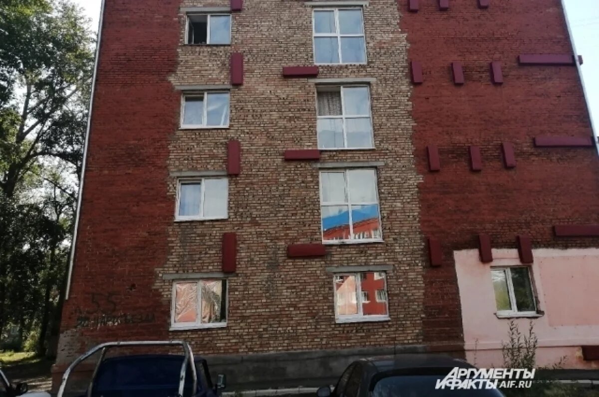    В Омске разобрали дом с рухнувшей стеной
