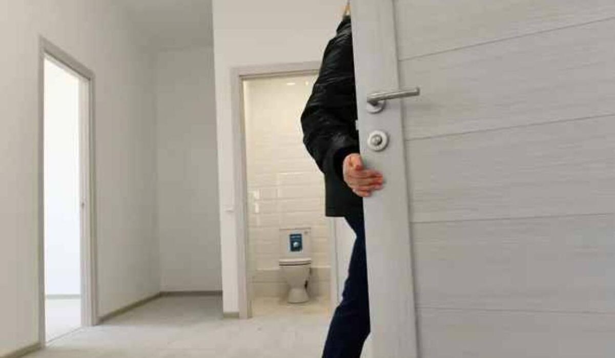     Человек в новой квартире. Источник: kommersant.ru Автор фото: Ирина Бужор