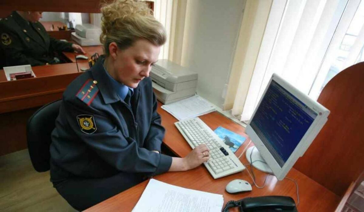     Сотрудник службы миграции. Источник: ria.ru Автор фото: Руслан Кривобок