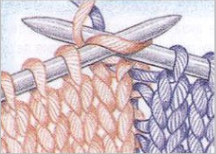 1. Лицевой ряд. Оставьте нить старого цвета за работой. Поднимите нить нового цвета из- под нити старого цвета и вяжите ей до следующей смены цвета.