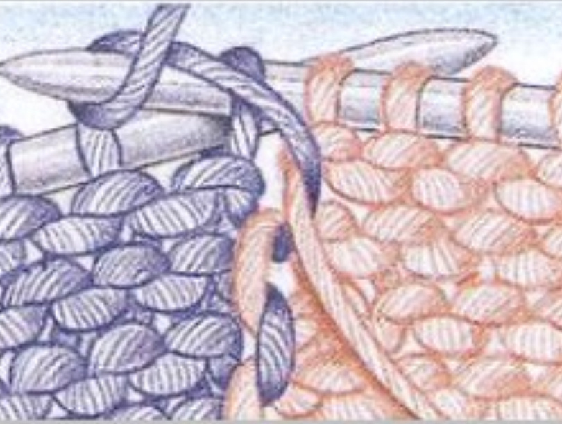 2. Изнаночный ряд. Оставьте нить старого цвета перед работой. Поднимите нить нового цвета из-под нити старого цвета и вяжите ей до следующей смены цвета. Повторяйте шаги 1 и 2.