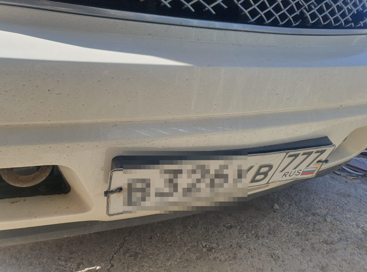 Когда-то, не так давно, я был владельцем брутального Шевроле Тахо в кузове GMT 840. Фоточку его прикреплю. Смотрите, какая махина! Когда я её купил и нужно было поставить на учёт, передо мной встал выбор: либо погружаться в "ускорительные процессы" (которые, как известно, могут ускорить не только постановку на учёт, но и сердцебиение), либо выбрать легитимный метод. А проблема была в том, что номер на раме — причём именно тот самый живучий, американский — стал совершенно нечитаемым. Тогда я решился на экспертизу и нанесение нового номера. Да, это было приключение, достойное отдельного рассказа.

И вот, какова же была моя радость, когда в начале апреля 2025 года мне позвонил счастливый владелец Шевроле Тахо 2013 года с желанием почистить номер и встать на учёт. Мир тесен, правда? Мы очень любезно пообщались, и вот этот белый красавец уже встретился с нашим лазером и специалистом. Кстати, если бы лазеры могли говорить, они бы, наверное, попросили премию за такие случаи.
Вот , что нас ждало на раме: